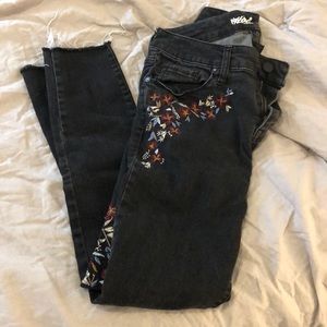 Black jeans with flower details